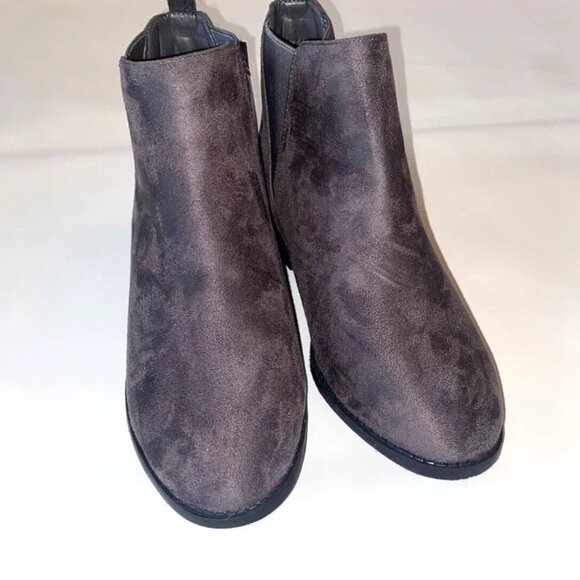 Rue21 Boots Women's Vee Gray Suede Ankle Boot Bootie Size 9 - Picture 2 of 7